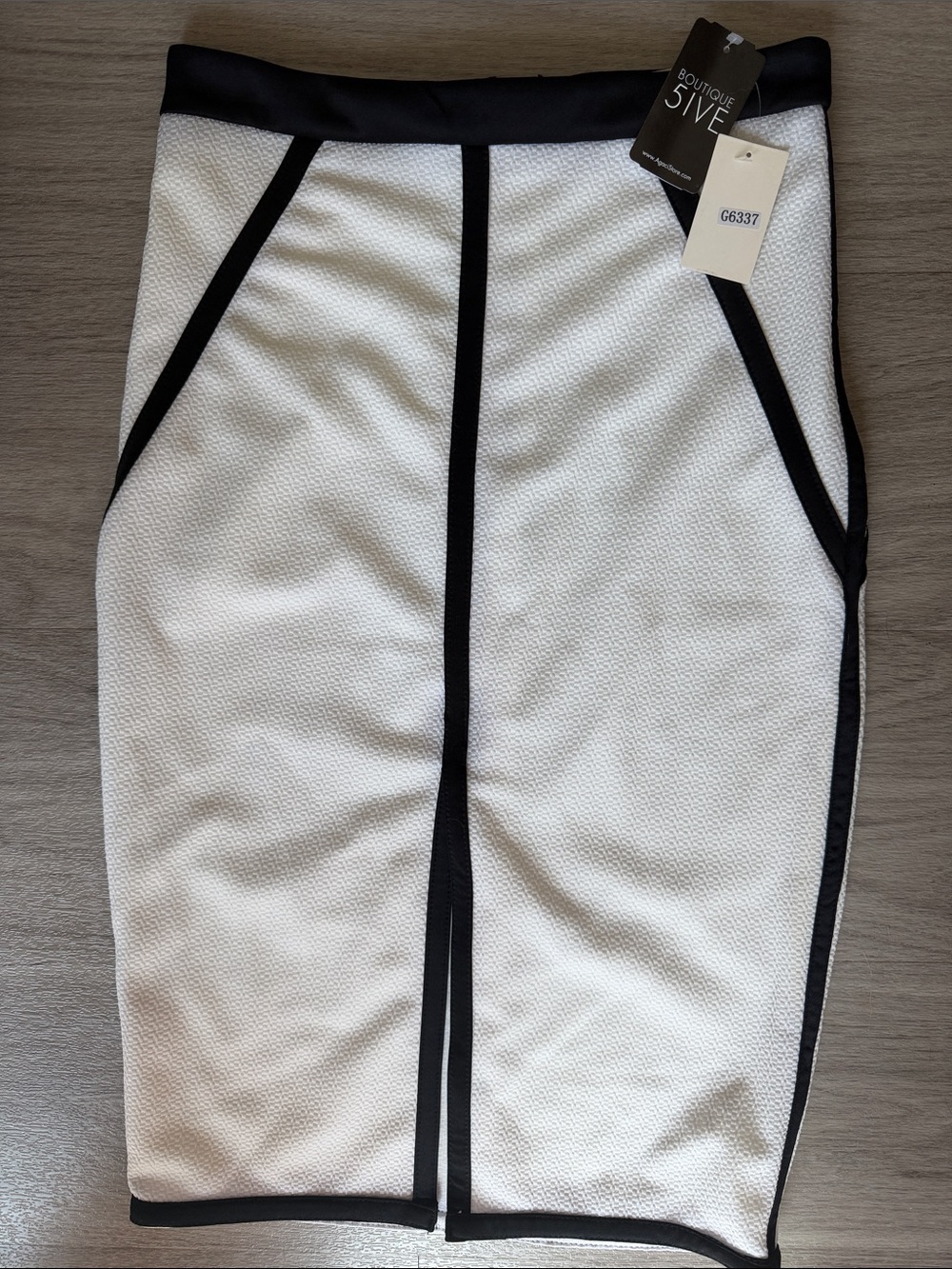 DO+BE Colorblock Panel / Geometric Piping Pencil Skirt